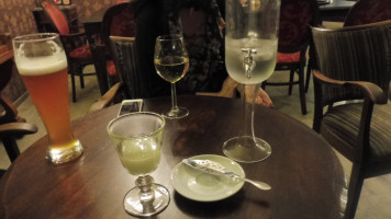 Grotesque Absinth-Bar food