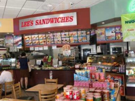 Lee's Sandwiches outside