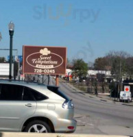 Sweet Temptations Bakery outside