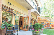 Fieldstone Artisan Breads outside