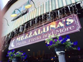 Mezzaluna's outside