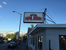 Papa Johns Pizza outside