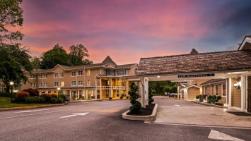 Mendenhall Inn outside