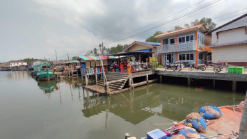 ก๋วยเตี๋ยวห้อยขาริมคลองไม้รูด outside