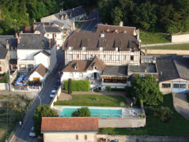 Hostellerie Du Chateau outside