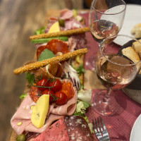 Les Halles De Peyrolles food