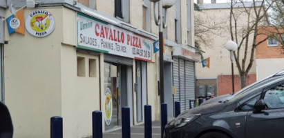 Cavallo Pizza outside