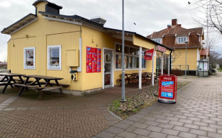 Estelle Pizzeria Kiosk outside