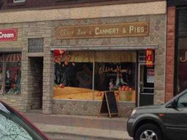 Elsie Mae's Canning Pies outside