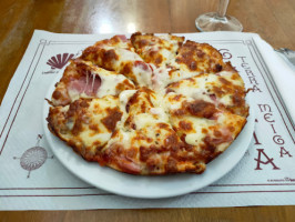 Pizzeria Cortinas food