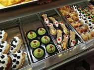 Pinti Pasticceria food