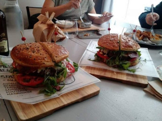 Les 2 Pieds Sous La Table