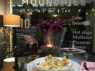 Mounchies Deli Cafe