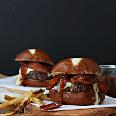 Bourbon Bacon Sajtburger